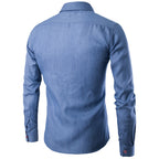 Camisa em Ganga com Bolso e Detalhe em Pele Veron&Co, em uso