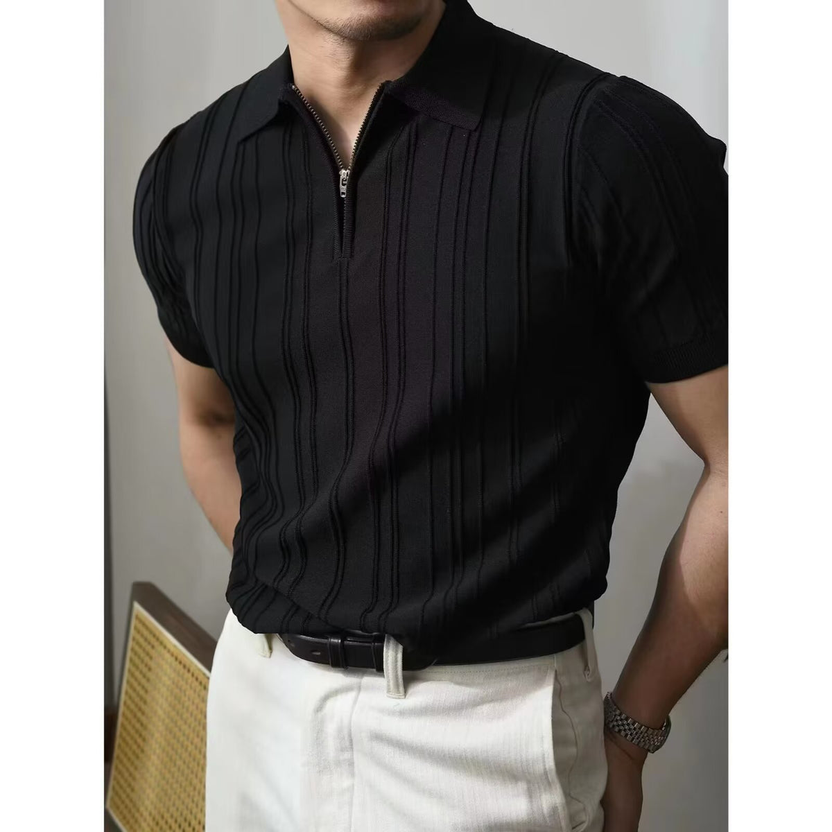 Polo Tricot com Fecho e Riscas Verticais Veron&Co, vista lateral