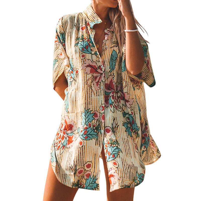 Túnica Praia em Chifon Estampado Veron&Co, em uso na praia