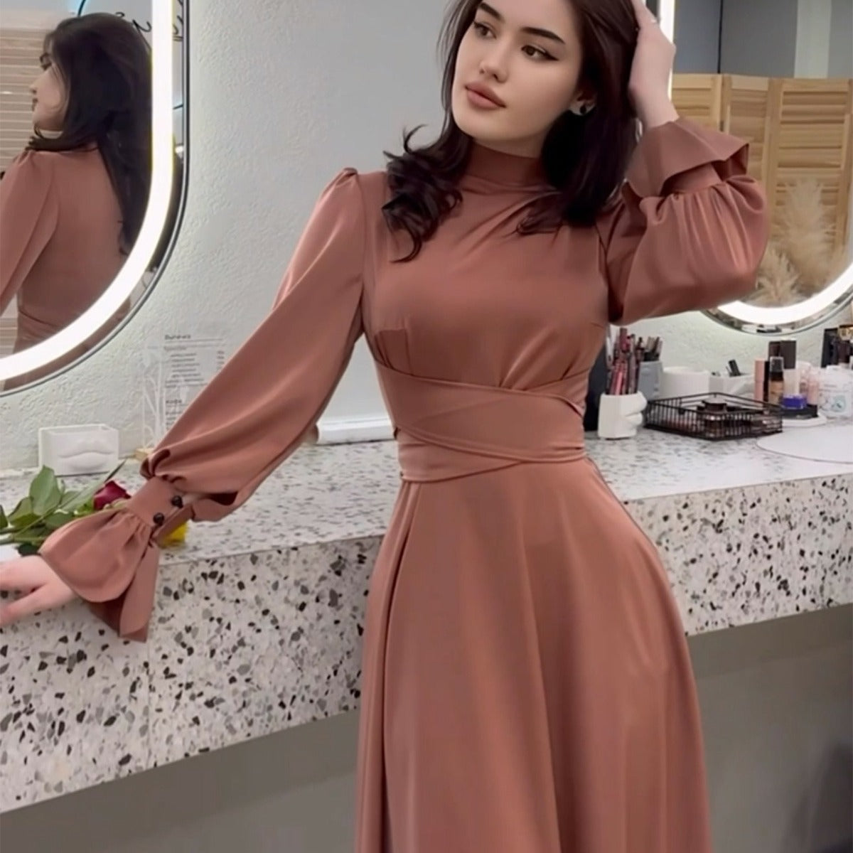 Vestido em Cetim com Manga Comprida - Veron&Co