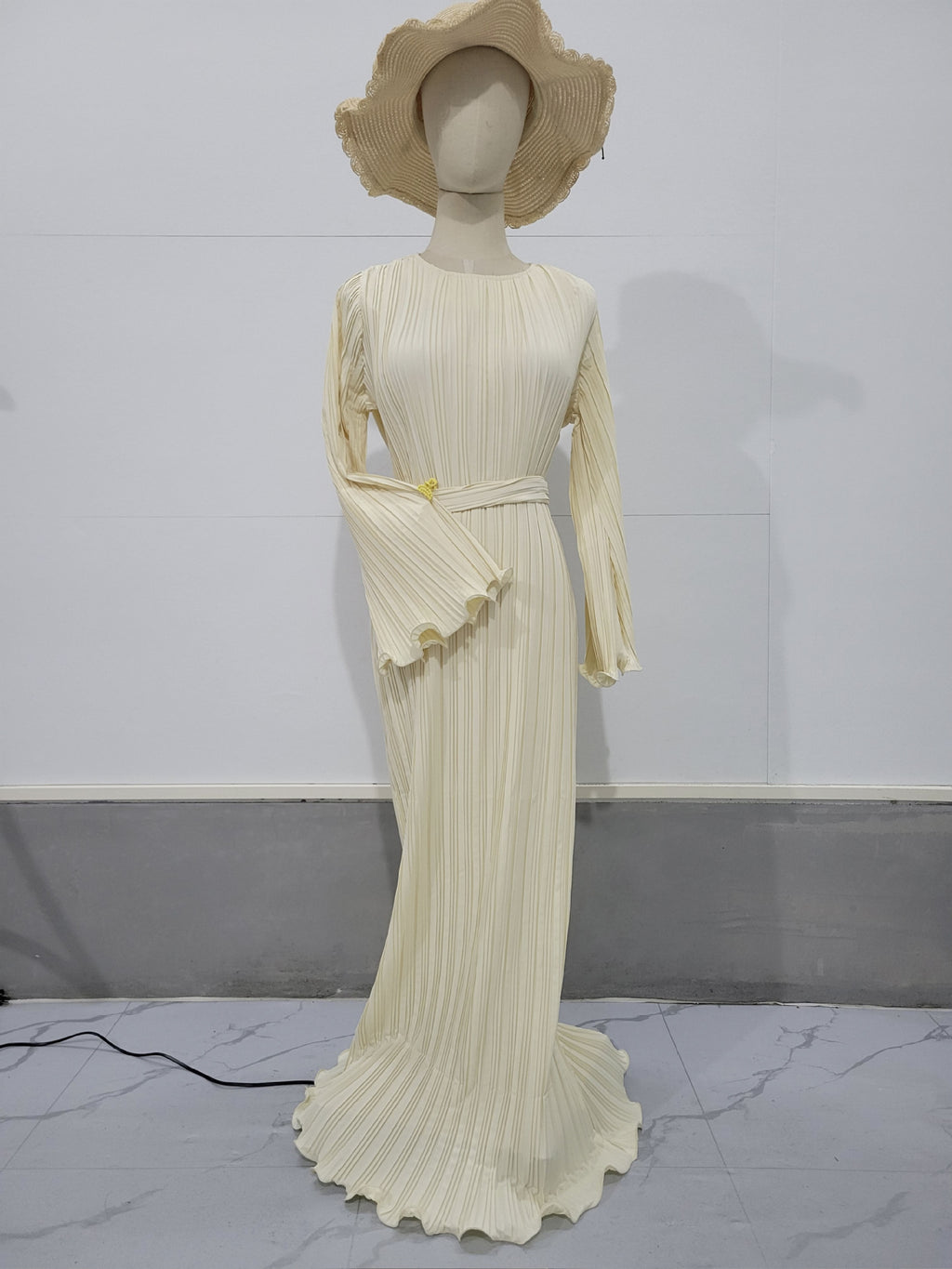 Vestido Longo com Pregas e Manga Sino - Veron&Co