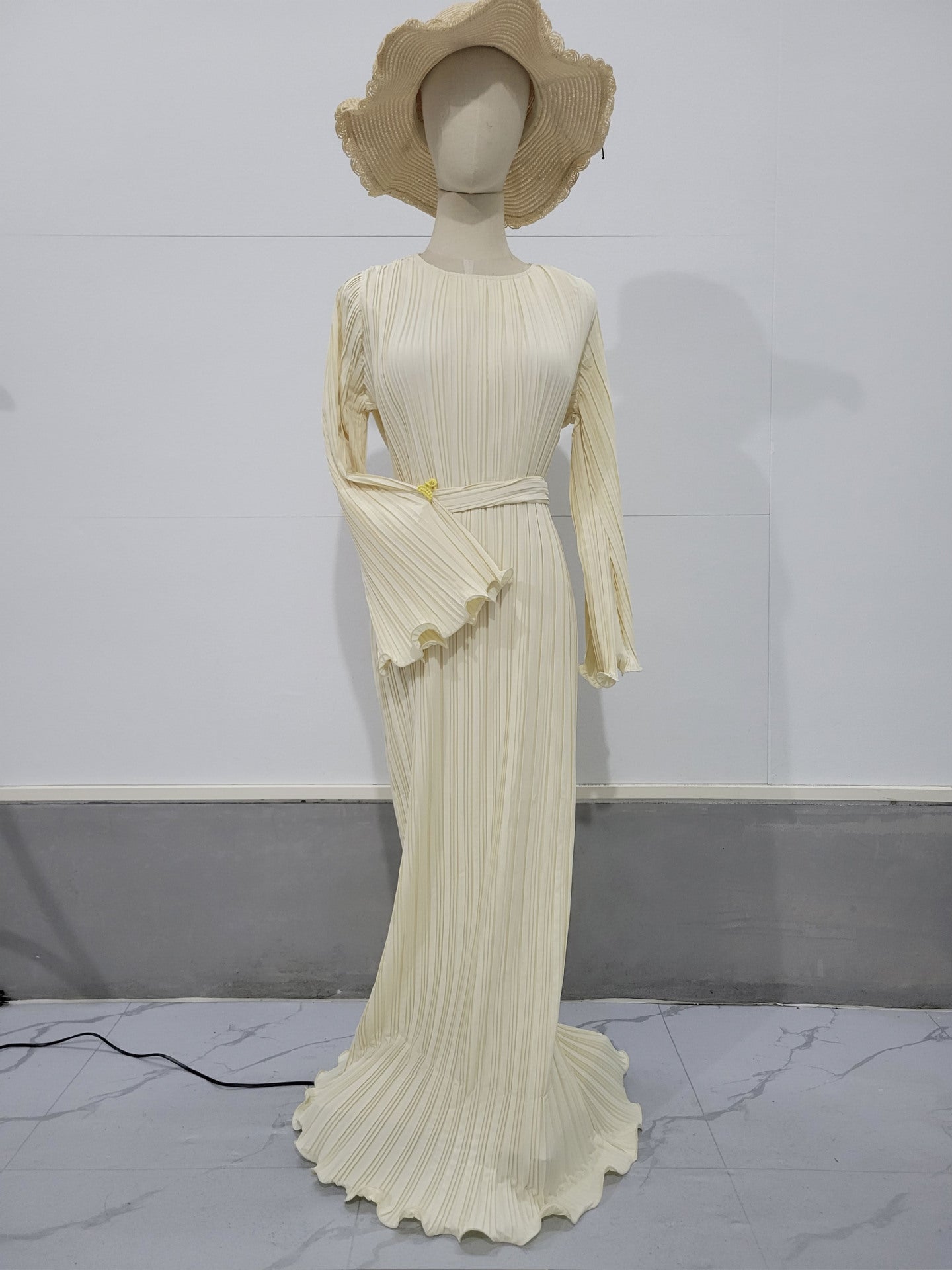Vestido Longo com Pregas e Manga Sino - Veron&Co