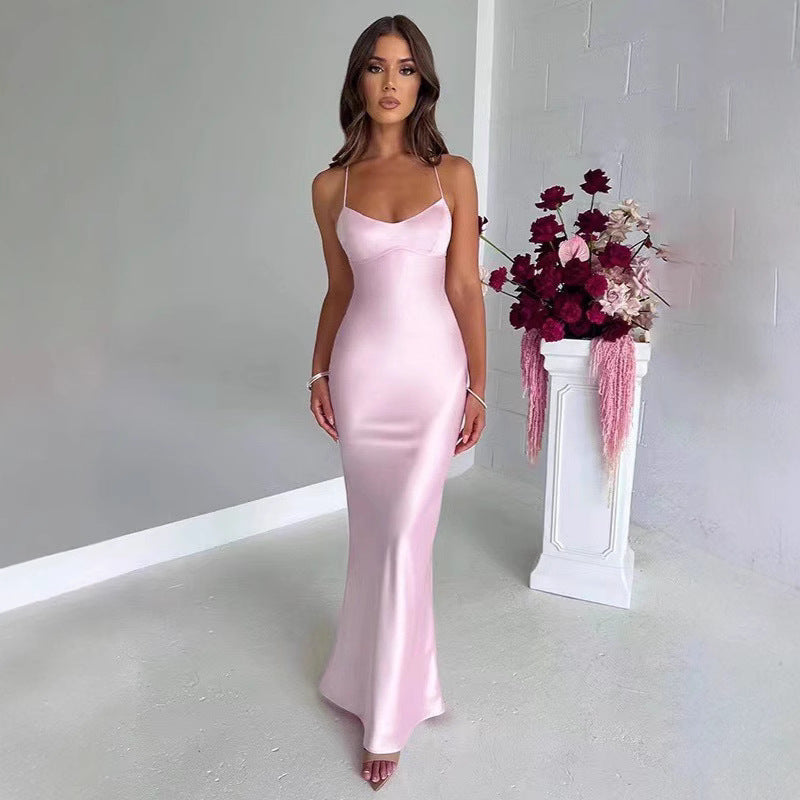 Vestido em Cetim com Costas Nuas e Decote Halter - Veron&Co