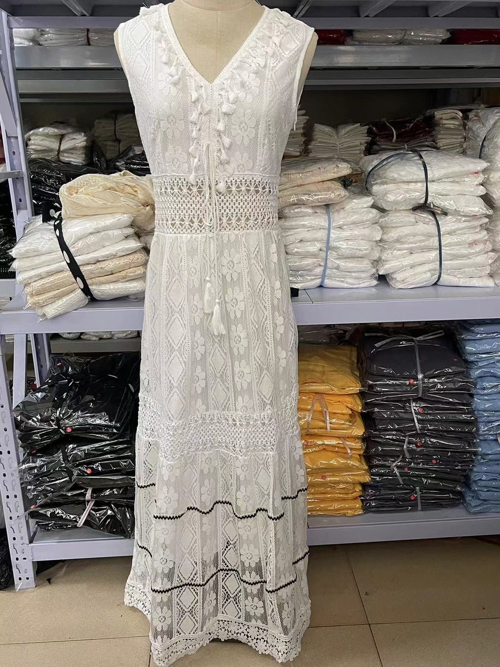 Vestido Longo em Renda com Corte Evasê - Veron&Co