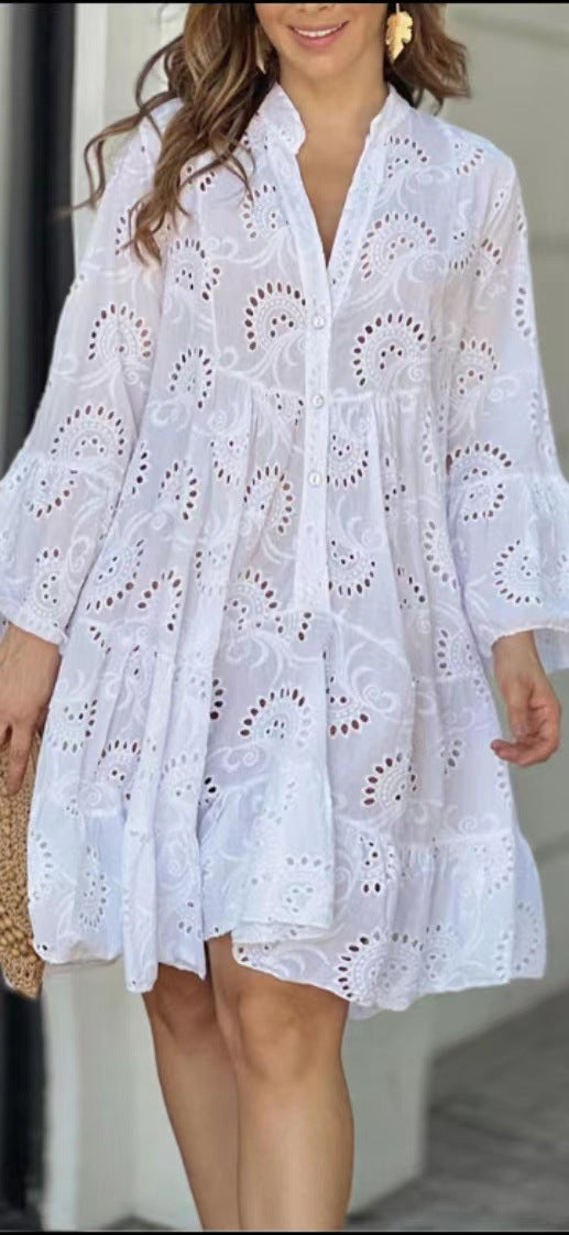 Vestido em Renda com Bordado e Recortes Vazados - Veron&Co