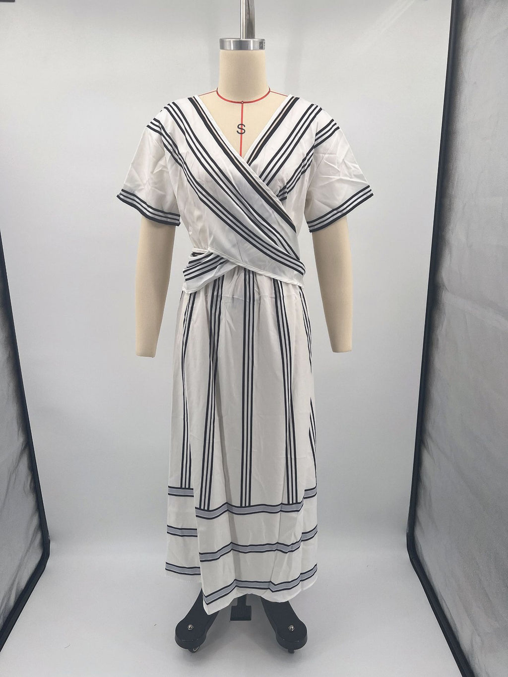 Vestido Longo com Pregas e Decote em V - Veron&Co