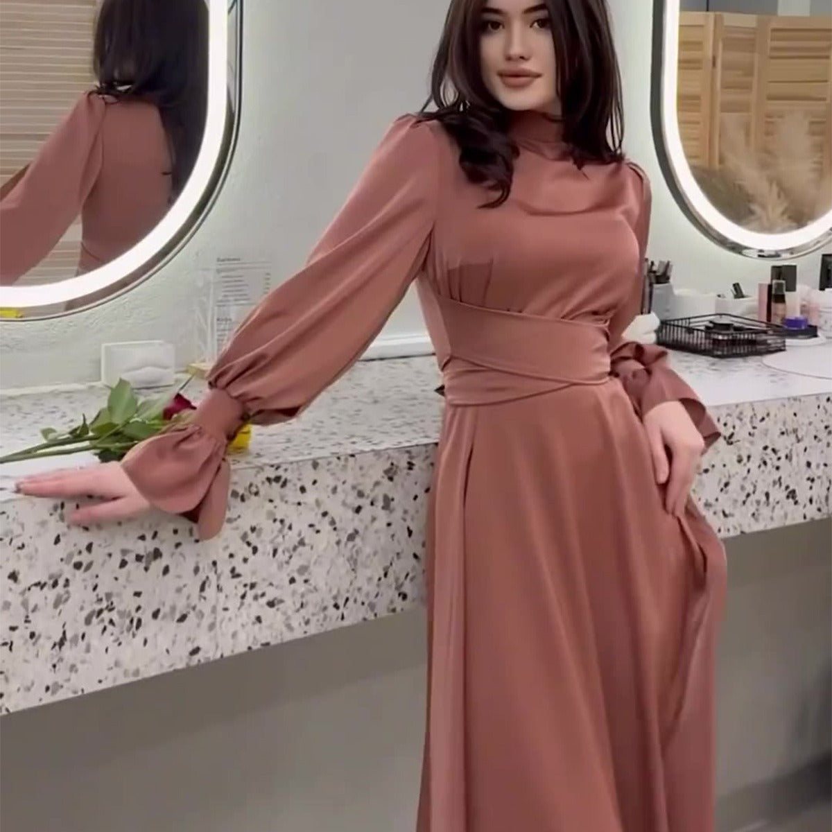 Vestido em Cetim com Manga Comprida - Veron&Co