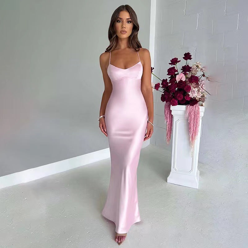 Vestido em Cetim com Costas Nuas e Decote Halter - Veron&Co