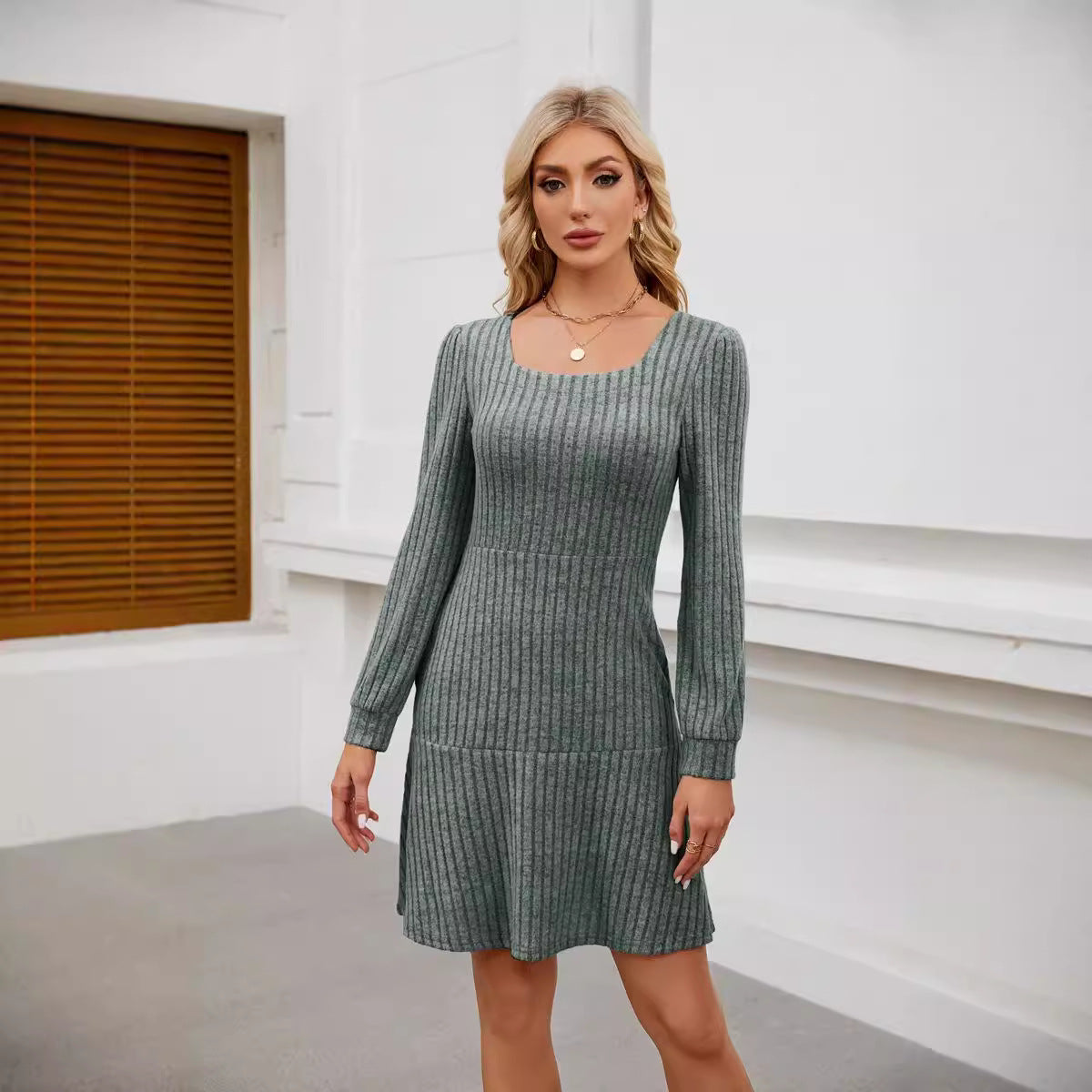 Vestido com Decote Quadrado - Veron&Co