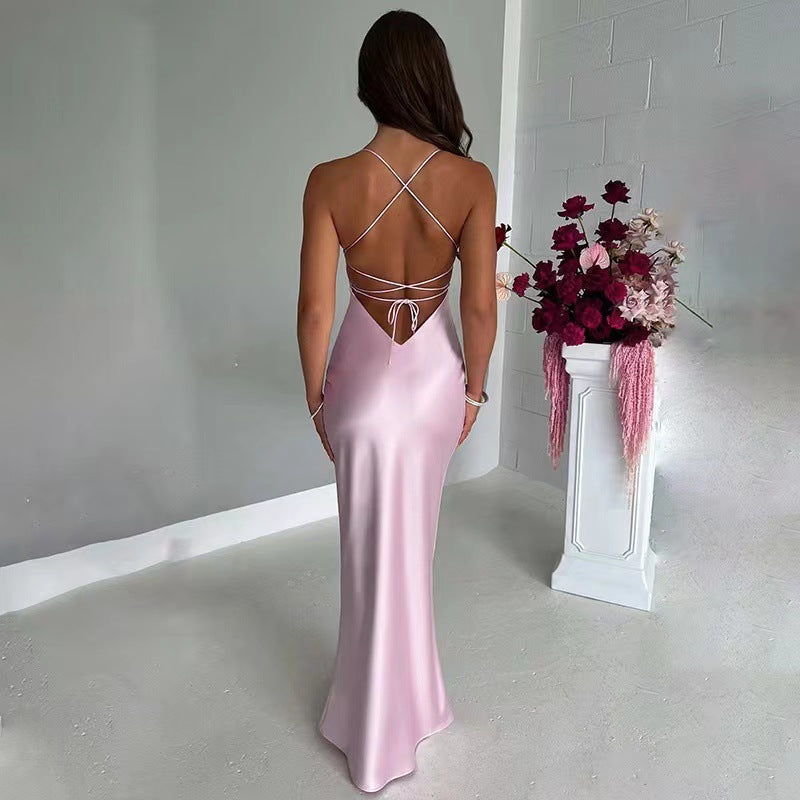 Vestido em Cetim com Costas Nuas e Decote Halter - Veron&Co