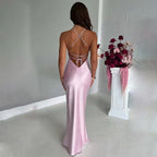 Vestido em Cetim com Costas Nuas e Decote Halter - Veron&Co