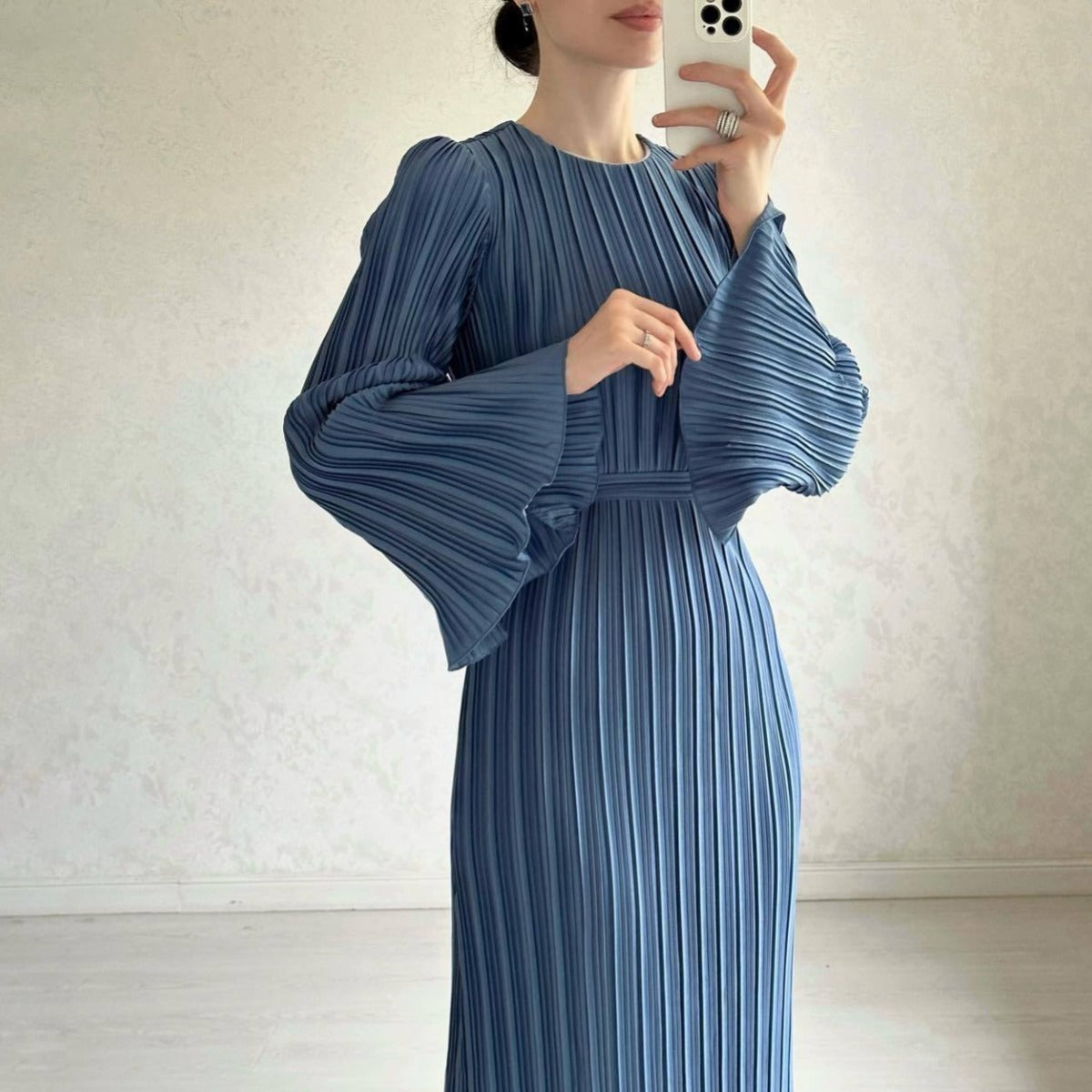 Vestido Longo com Pregas e Manga Sino - Veron&Co