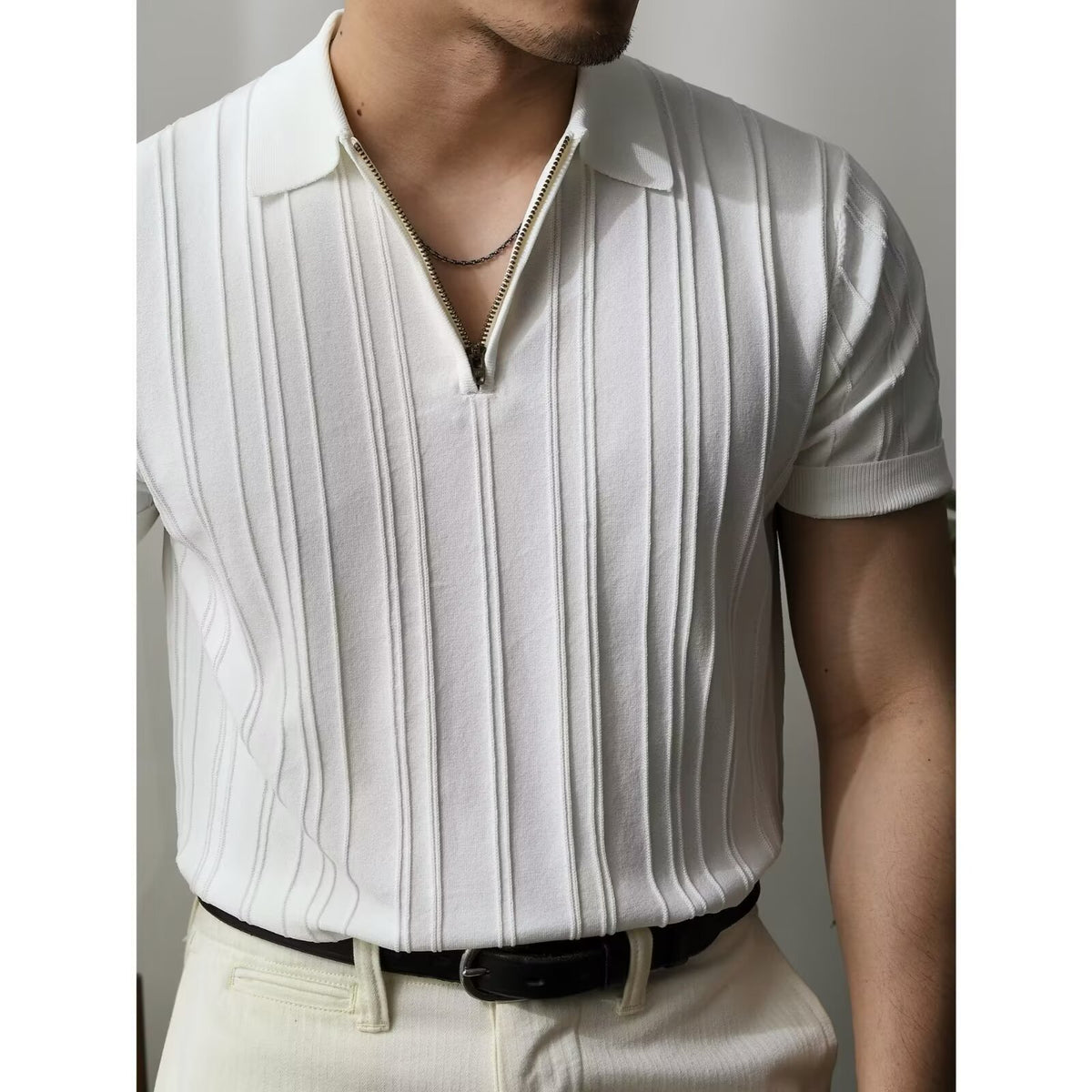 Polo Tricot com Fecho e Riscas Verticais Veron&Co, detalhe do fecho