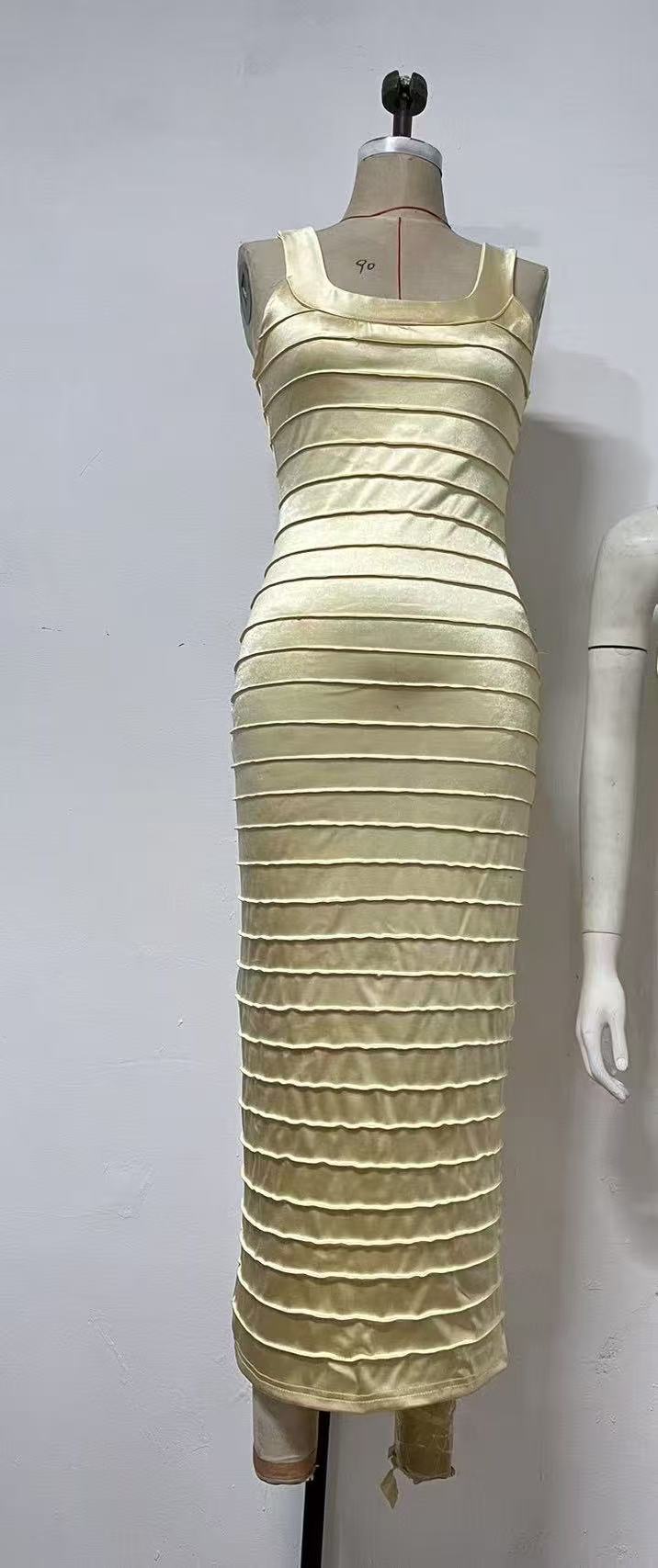 Vestido com Inspiração Vintage e Corte Justo - Veron&Co