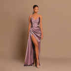 Vestido em Cetim com Corte Justo e Abertura Lateral - Veron&Co