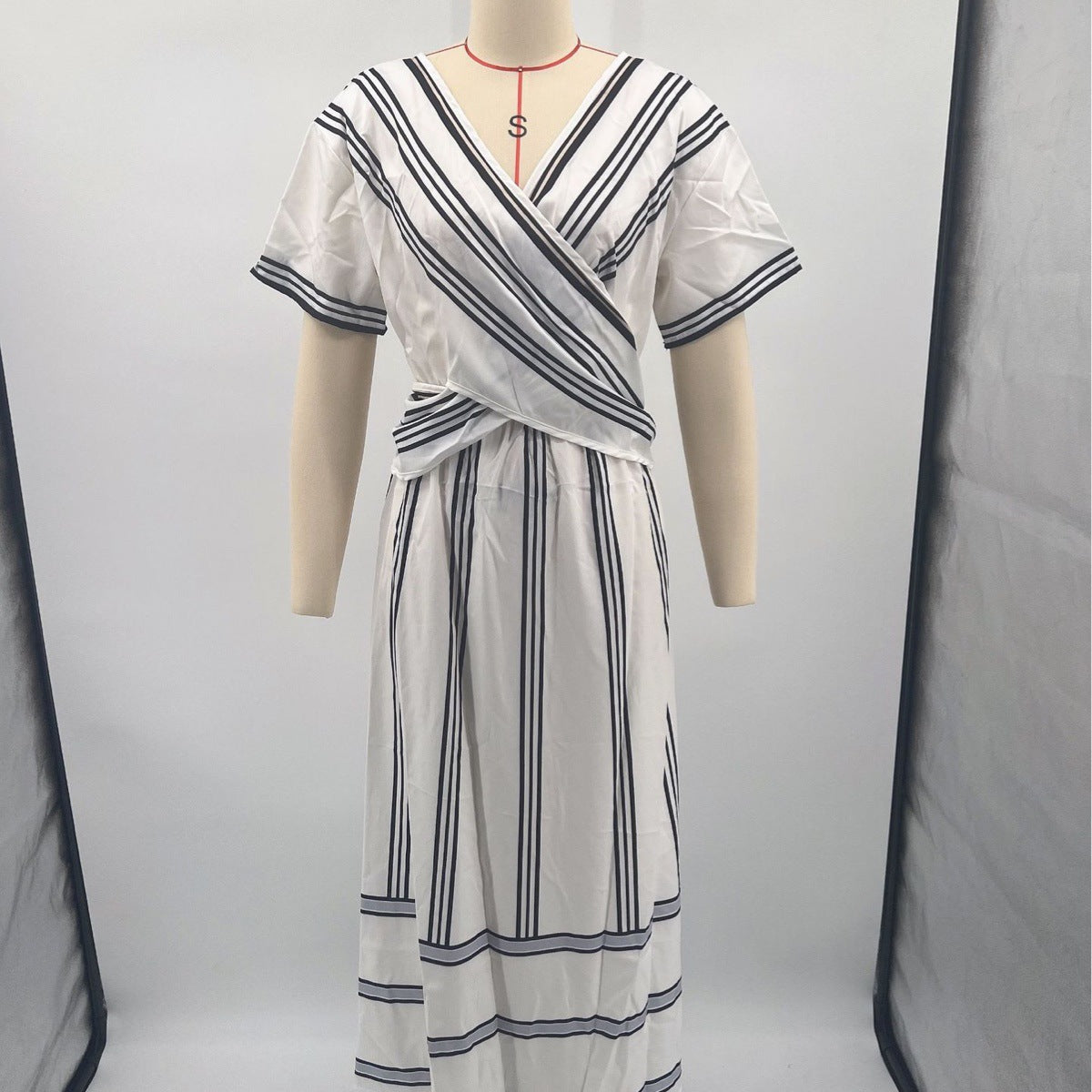 Vestido Longo com Pregas e Decote em V - Veron&Co