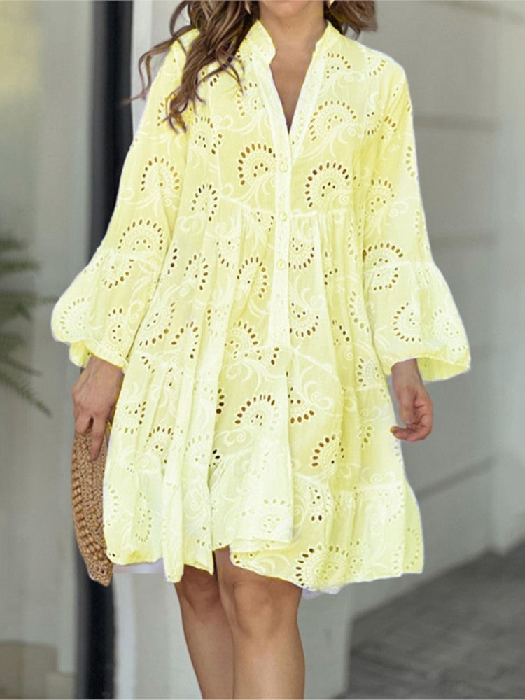 Vestido em Renda com Bordado e Recortes Vazados - Veron&Co