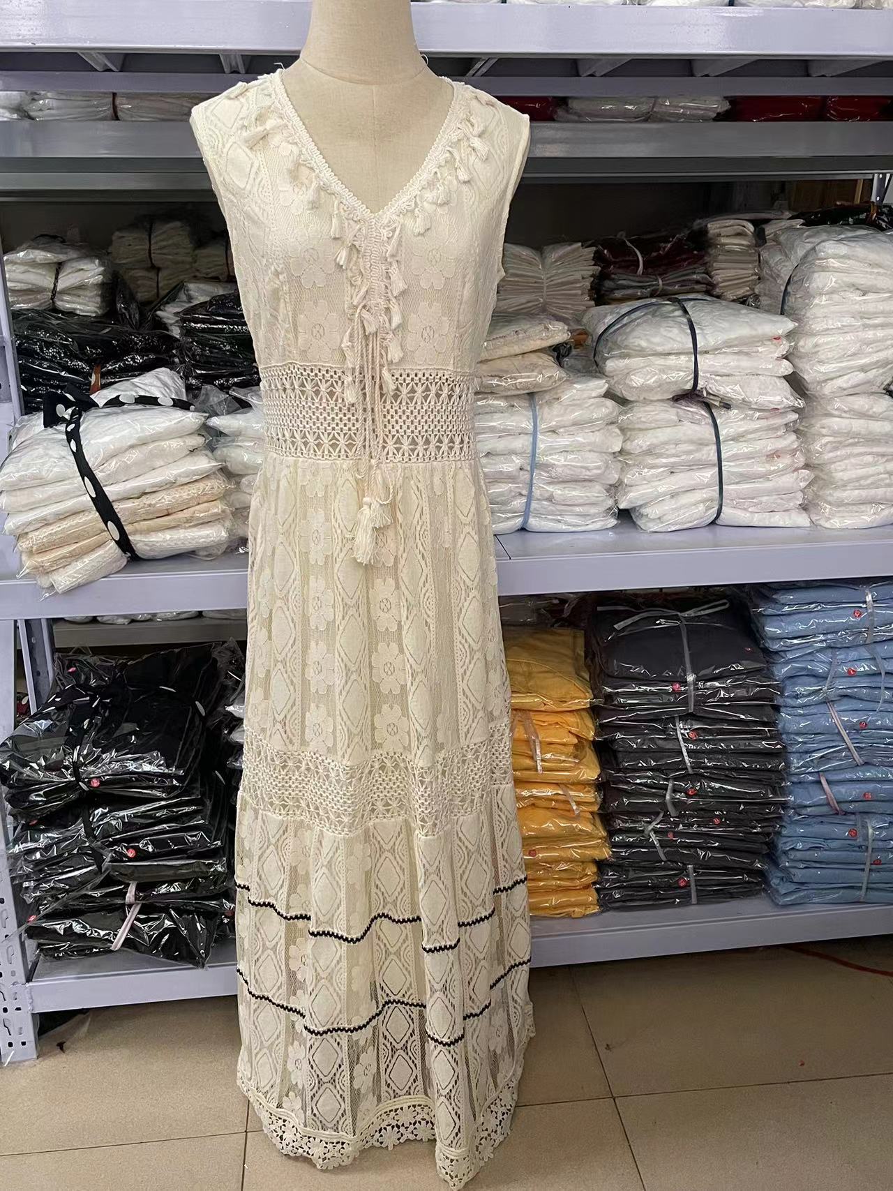 Vestido Longo em Renda com Corte Evasê - Veron&Co
