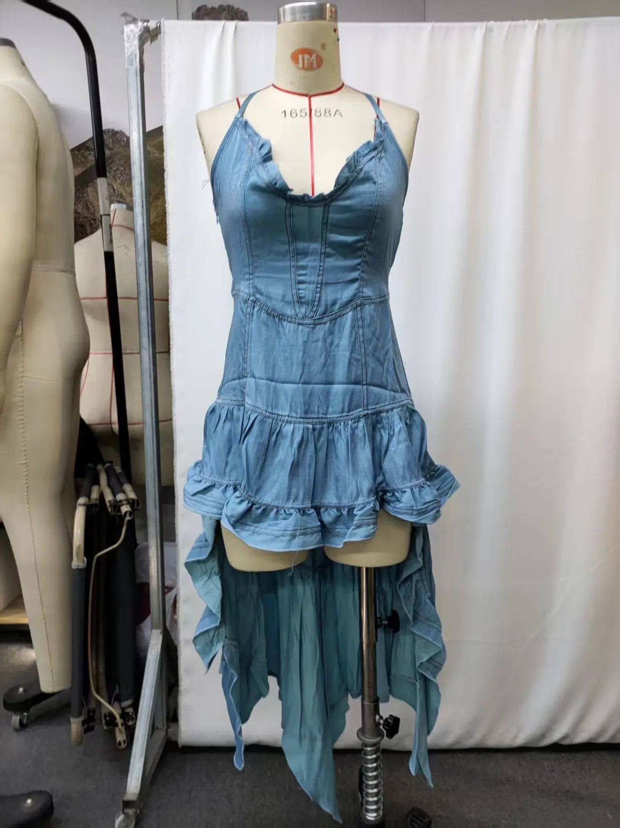 Vestido com Cintura Alta e Decote em V - Veron&Co
