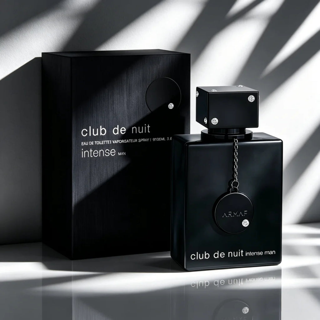Frasco de perfume Armaf Club de Nuit Man 105ml sobre fundo neutro