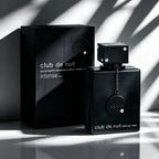 Frasco de perfume Armaf Club de Nuit Man 105ml sobre fundo neutro