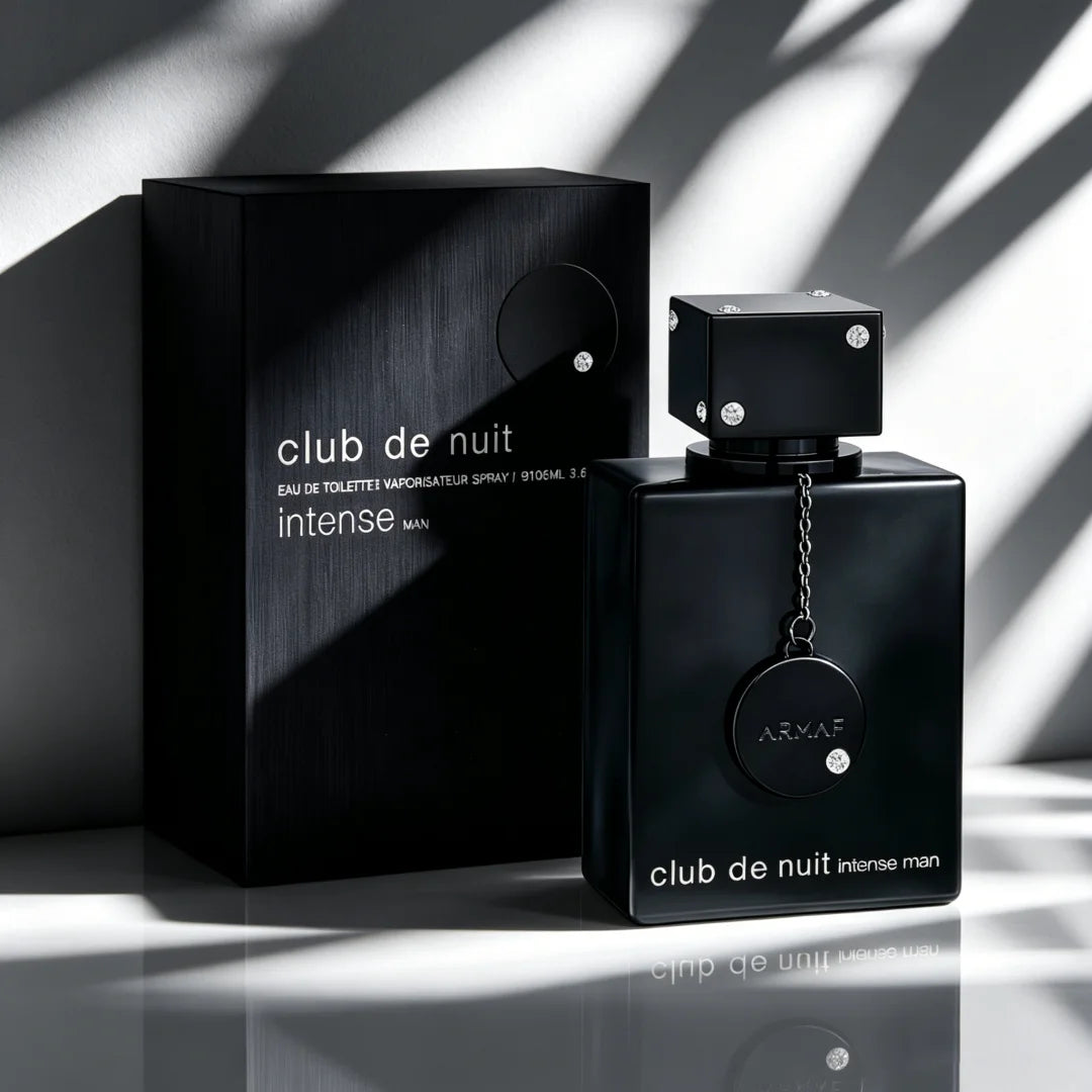 Frasco de perfume Armaf Club de Nuit Man 105ml sobre fundo neutro