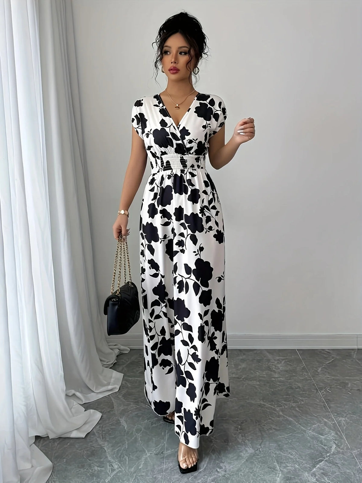 Vestido Floral Preto e Branco com Decote em V - Veron&Co