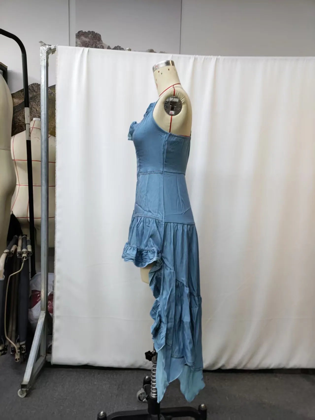Vestido com Cintura Alta e Decote em V - Veron&Co