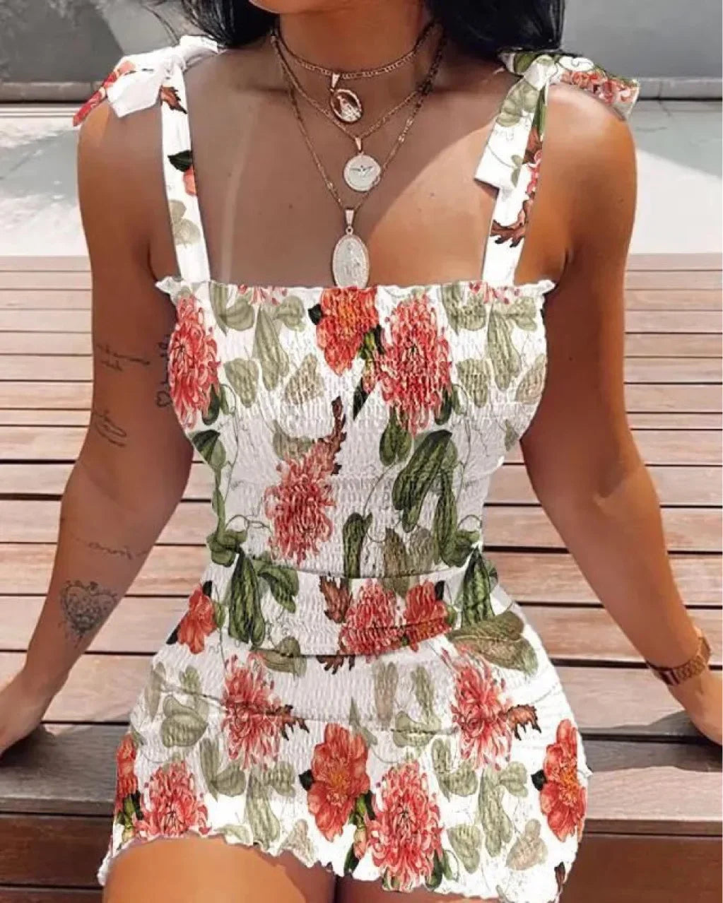 Vestido Curto com Ombros Descobertos e Alças Finas - Veron&Co