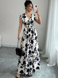 Vestido Floral Preto e Branco com Decote em V - Veron&Co
