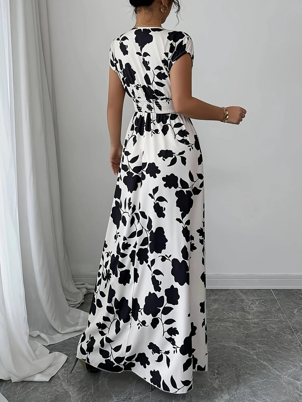 Vestido Floral Preto e Branco com Decote em V - Veron&Co