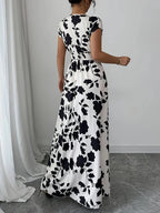 Vestido Floral Preto e Branco com Decote em V - Veron&Co