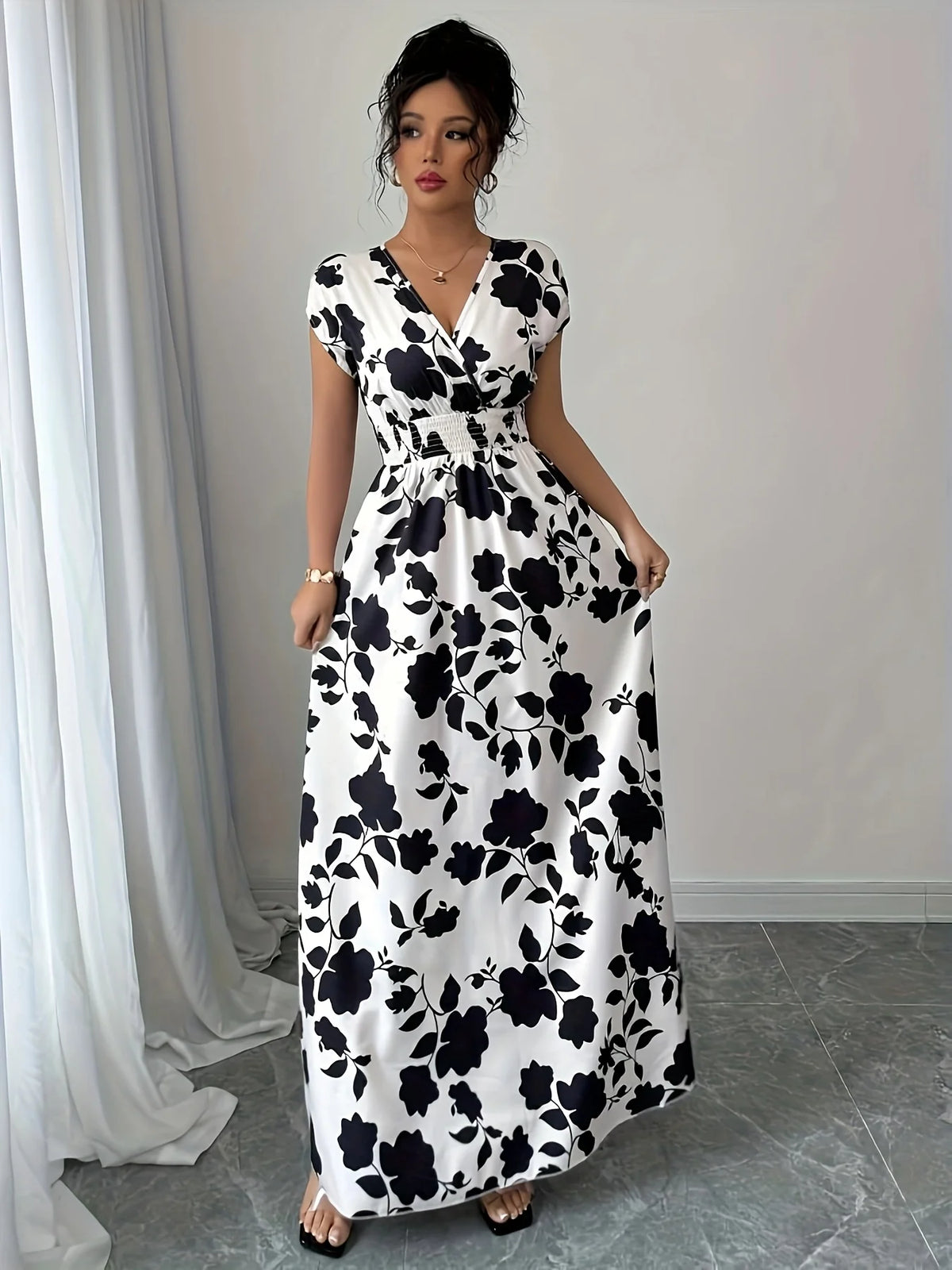 Vestido Floral Preto e Branco com Decote em V - Veron&Co